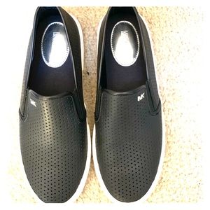 ᗰK ᗷᒪᗩᑕK ᔕᒪIᑭ Oᑎ ᒪOᗩᖴEᖇᔕ